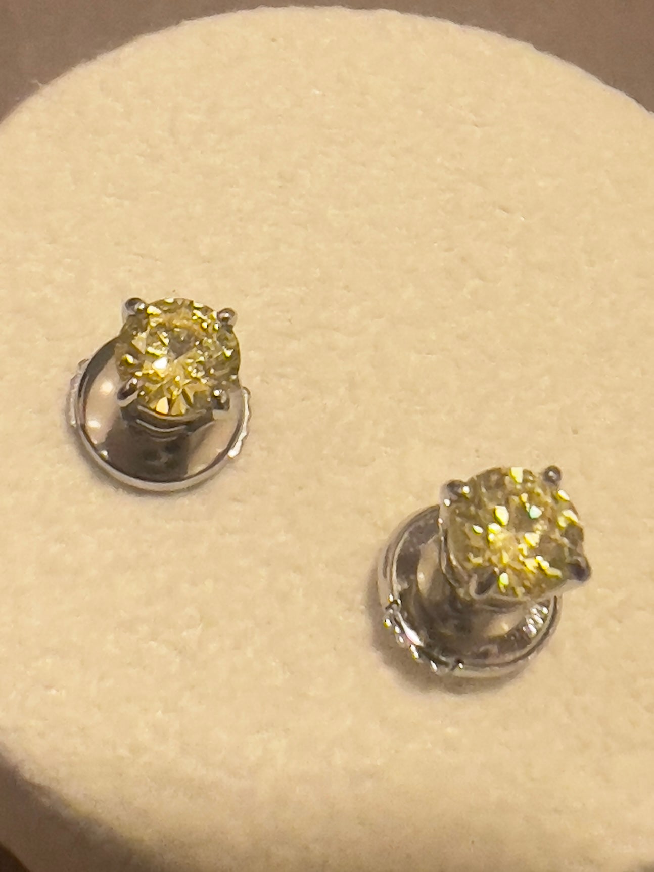 【即納可能】GIOIA 0.3ct+ イソリティア一粒ラウンドダイヤモンド ピアス ペア ※イエローダイヤ鑑定書付き