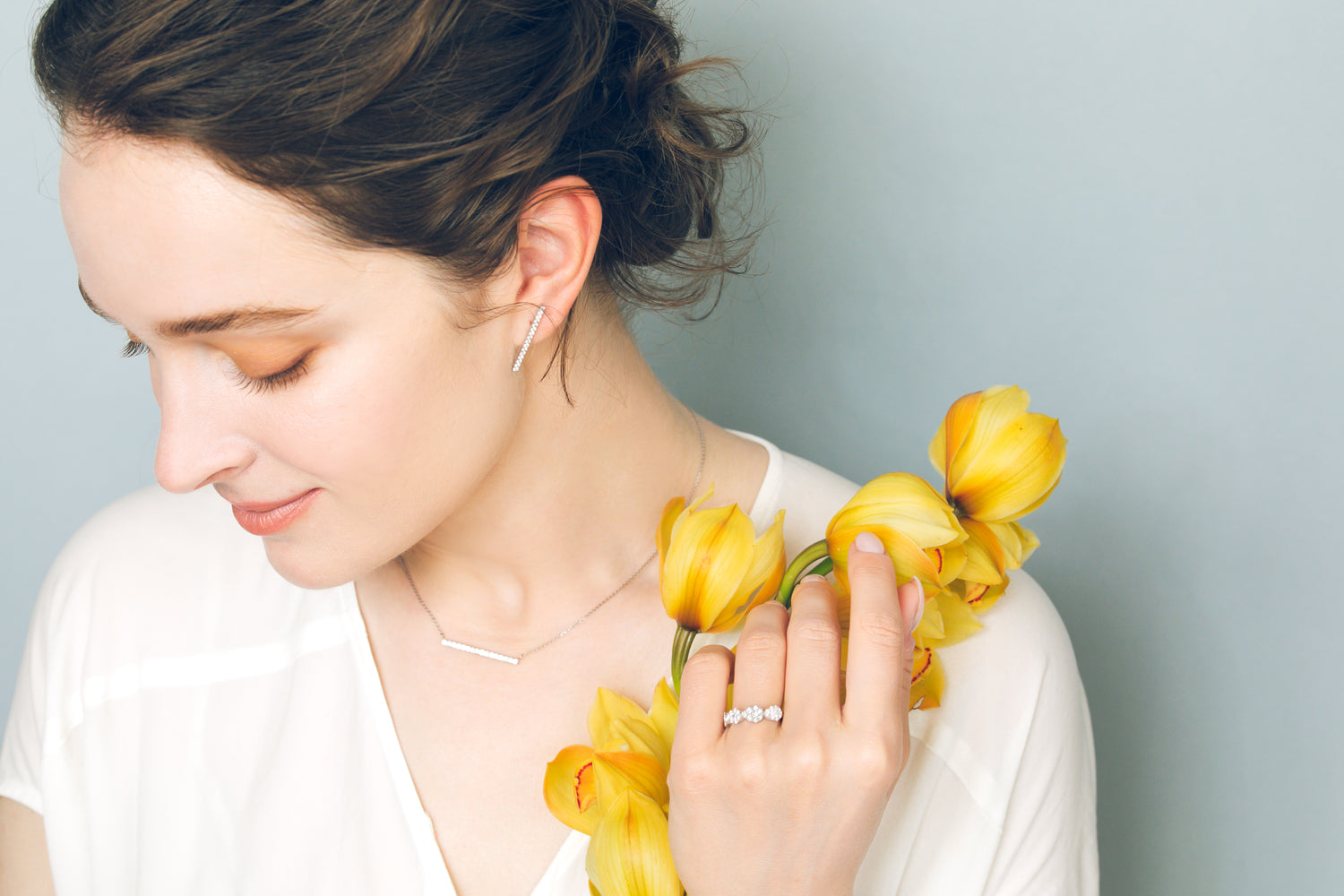 AGIOIAのアクセサリーを身につけている女性