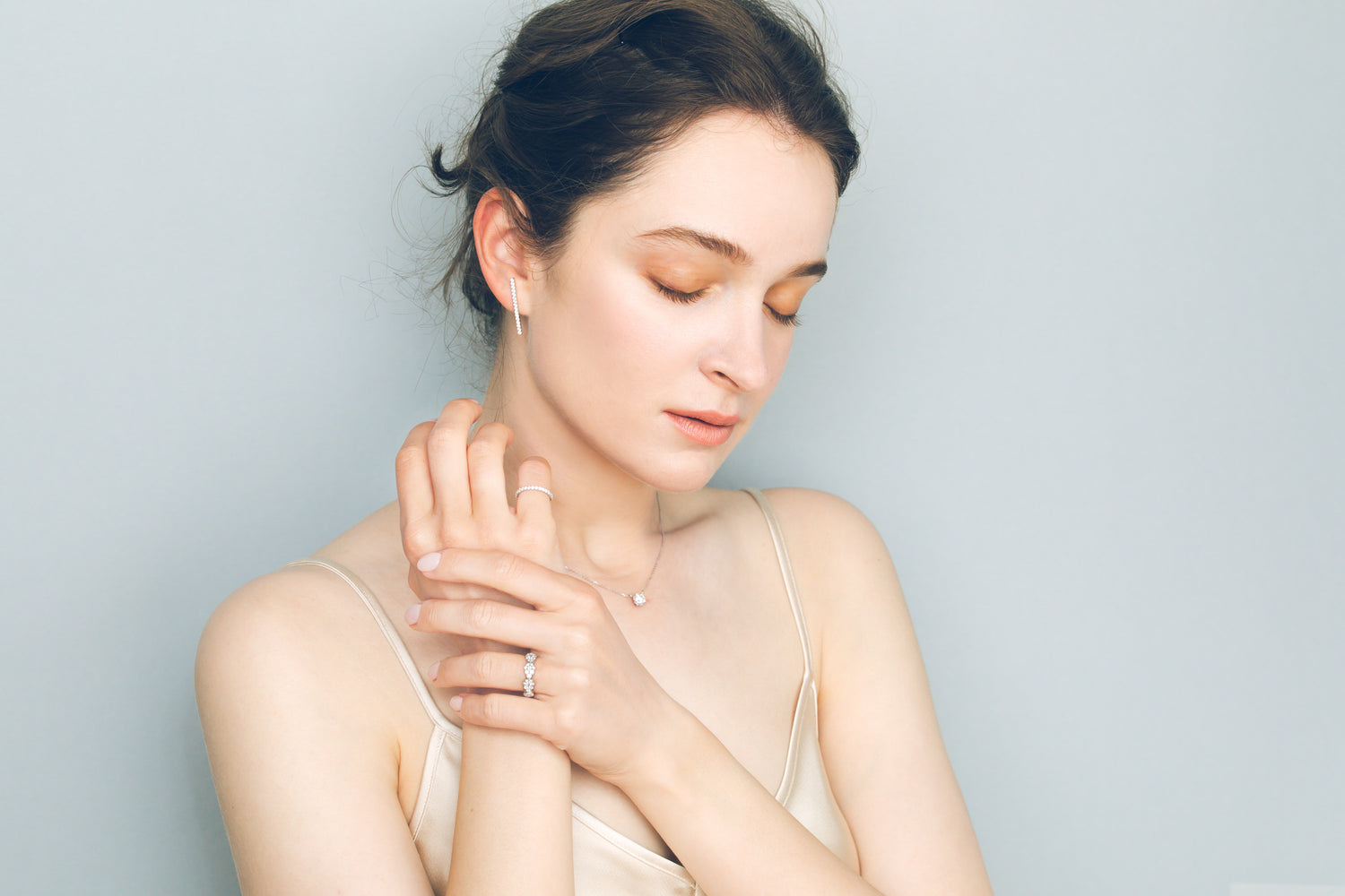 AGIOIAのアクセサリーを身につけている女性