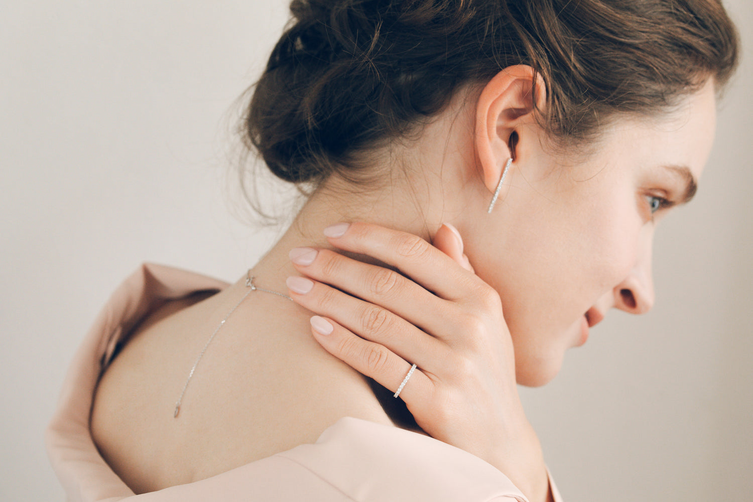 AGIOIAのアクセサリーを身につけている女性